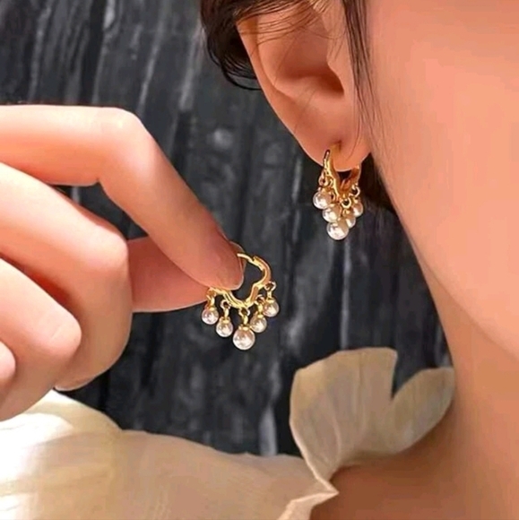 Gold pearl cloud earrings - Picture 3 of 4